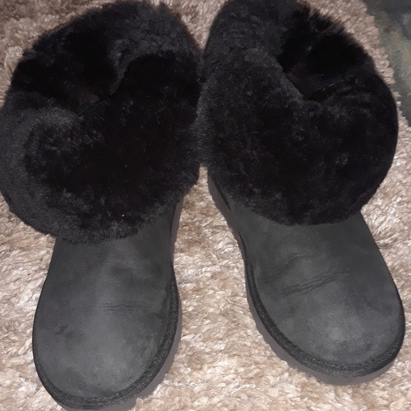 UGG - Picture 1 of 2